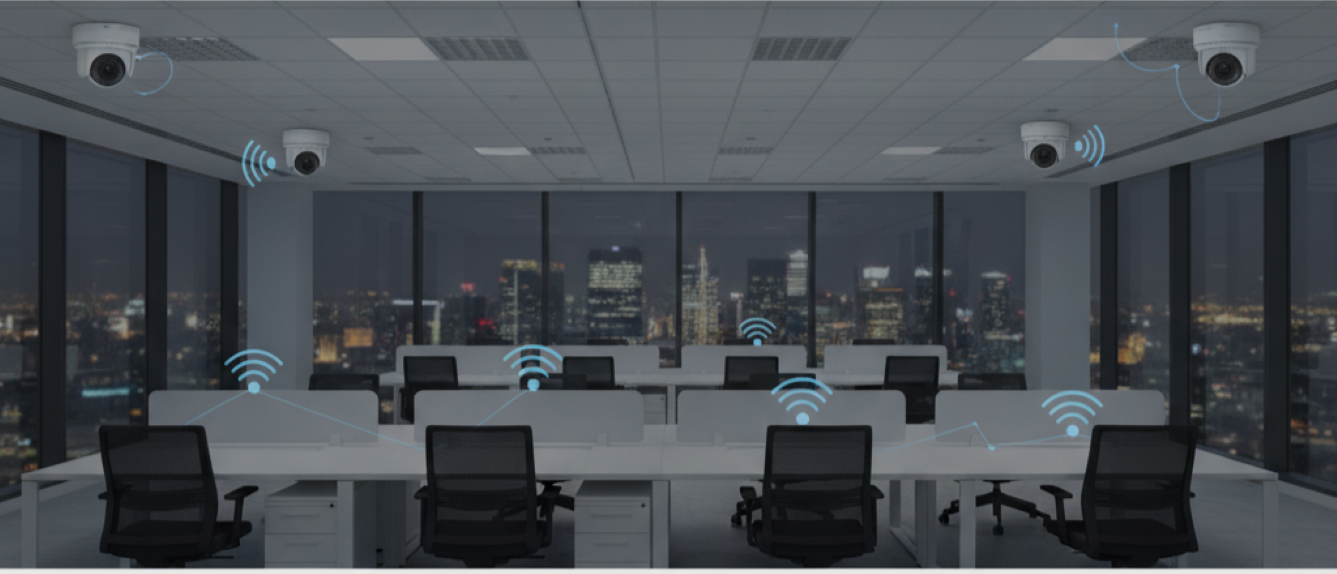 Servidores de data center con luces azules, representando la infraestructura de red y el almacenamiento seguro de grabaciones de videovigilancia IP.